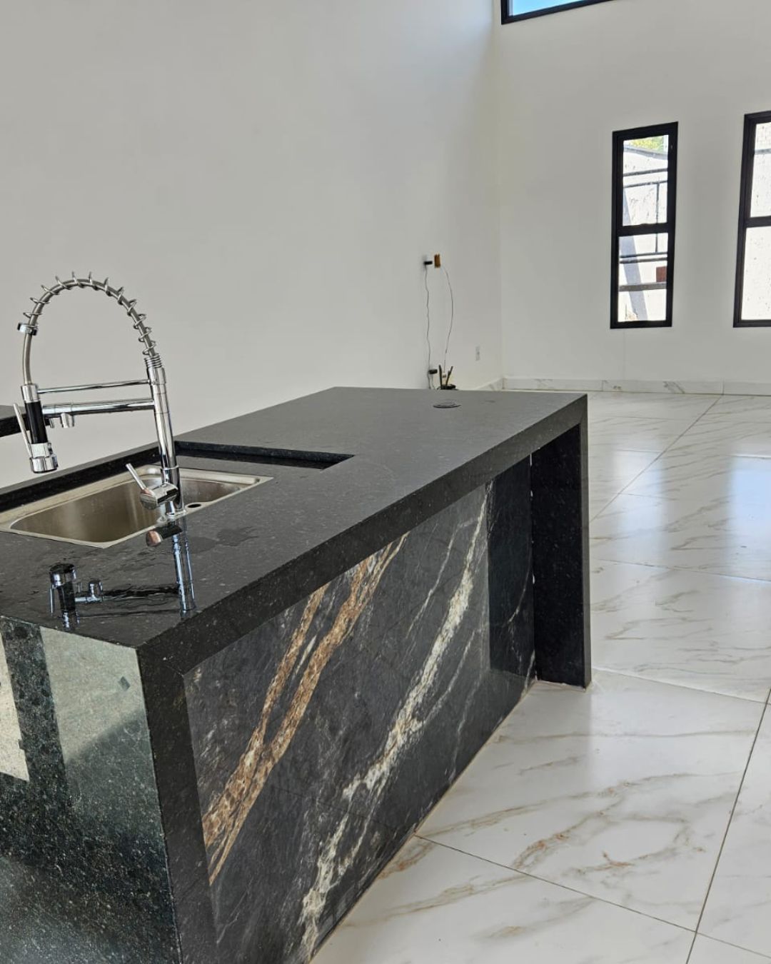 Cozinha com ilha em granito escuro e cuba inox — Bela Aliança, Campinas