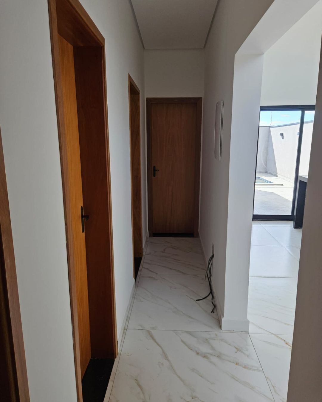 Corredor com portas de madeira e piso de mármore — Bela Aliança, Campinas