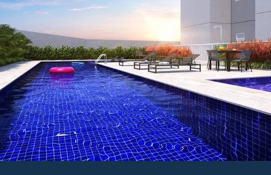 Piscina com deck molhado e espreguiçadeiras ao pôr do sol — Vision Campestre