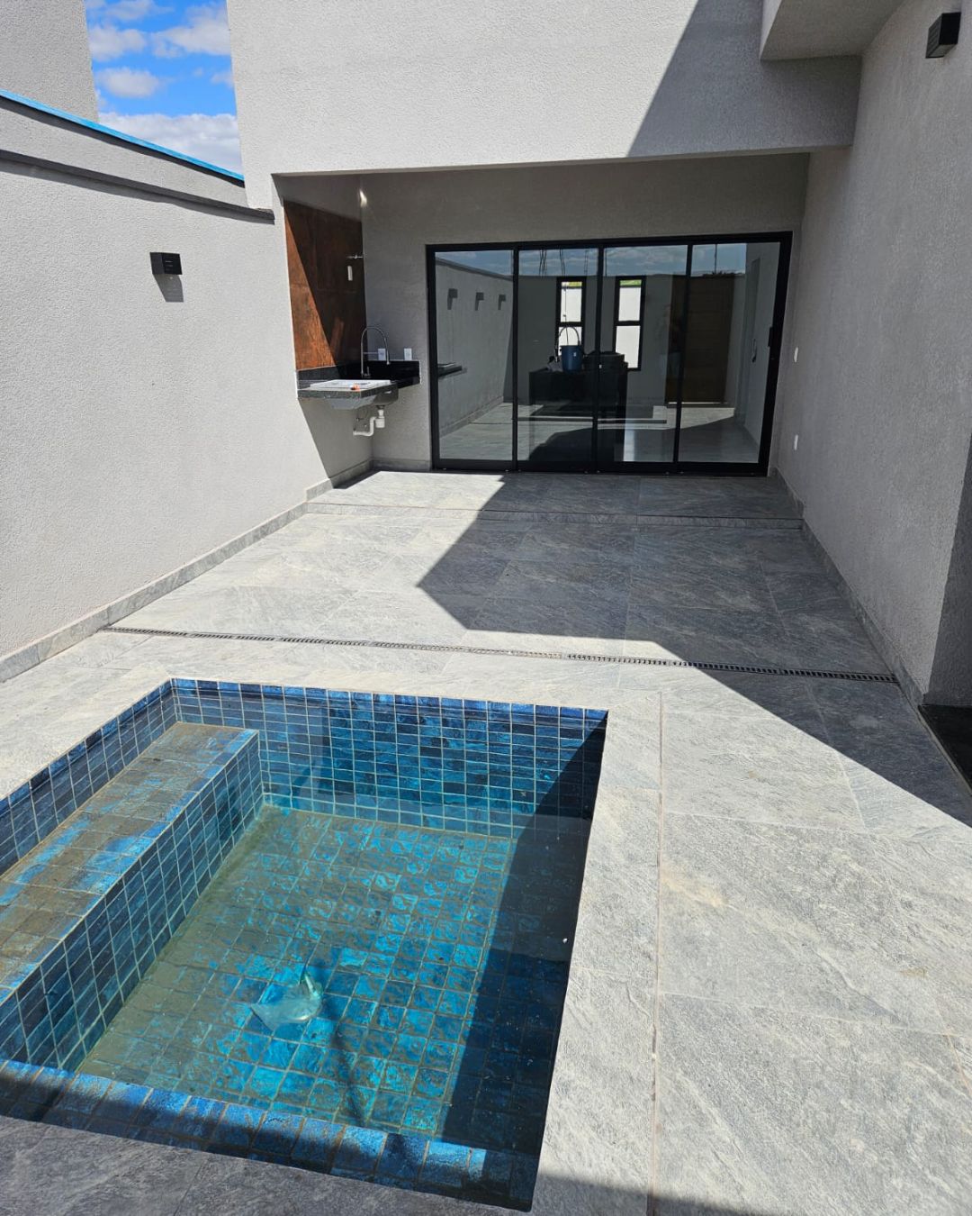 Piscina com deck e área gourmet coberta ao fundo — Bela Aliança, Campinas
