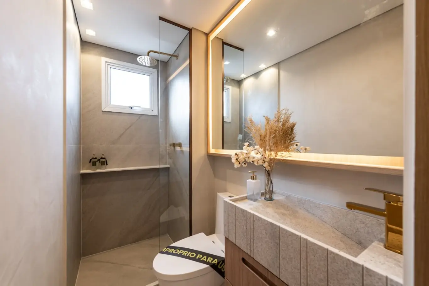 Banheiro com box de vidro e bancada de pedra — Vision Campestre (decorado)