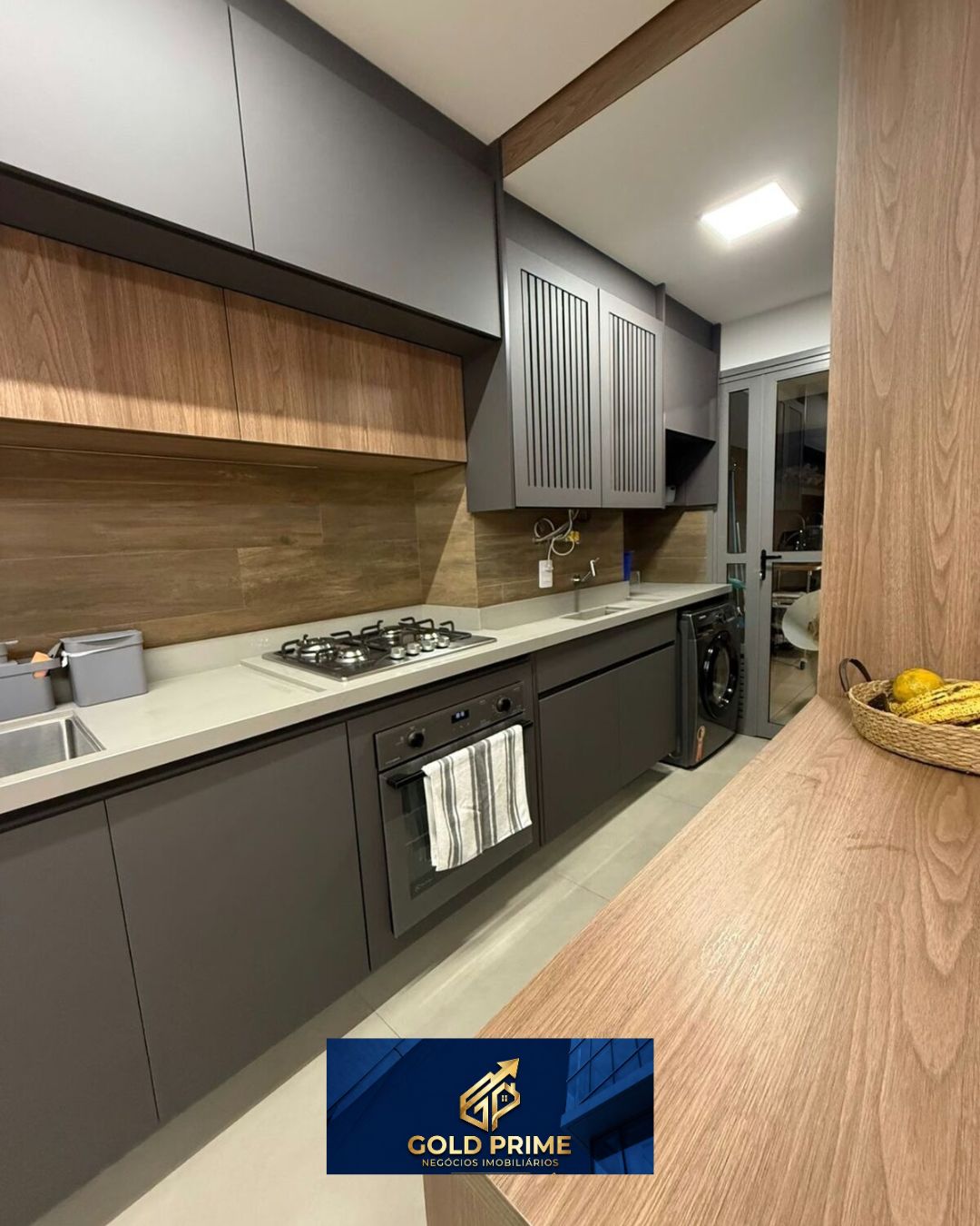 Cozinha com cooktop, forno e acesso à lavanderia — Tatuapé