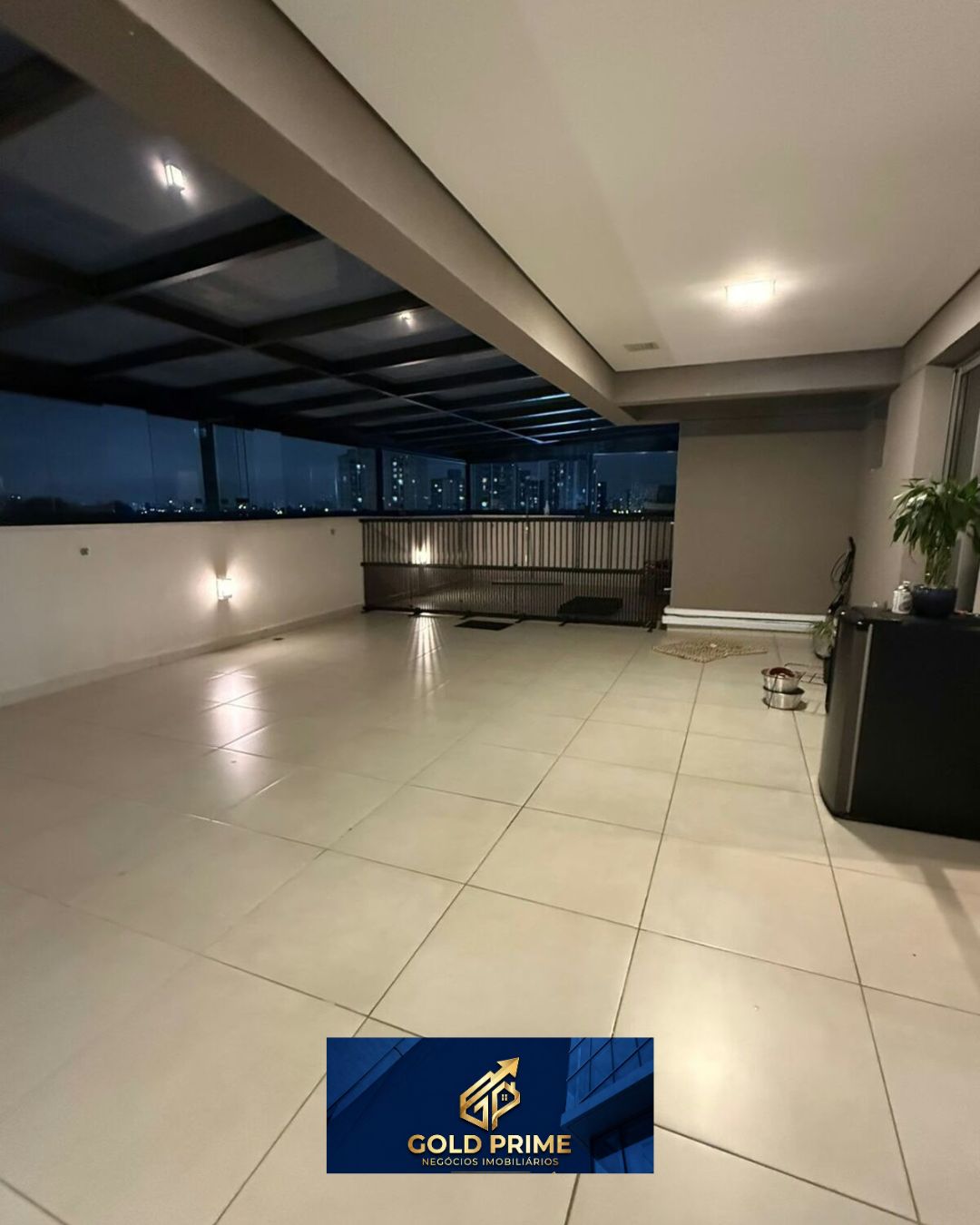 Terraço coberto com fechamento de vidro e vista noturna — Tatuapé