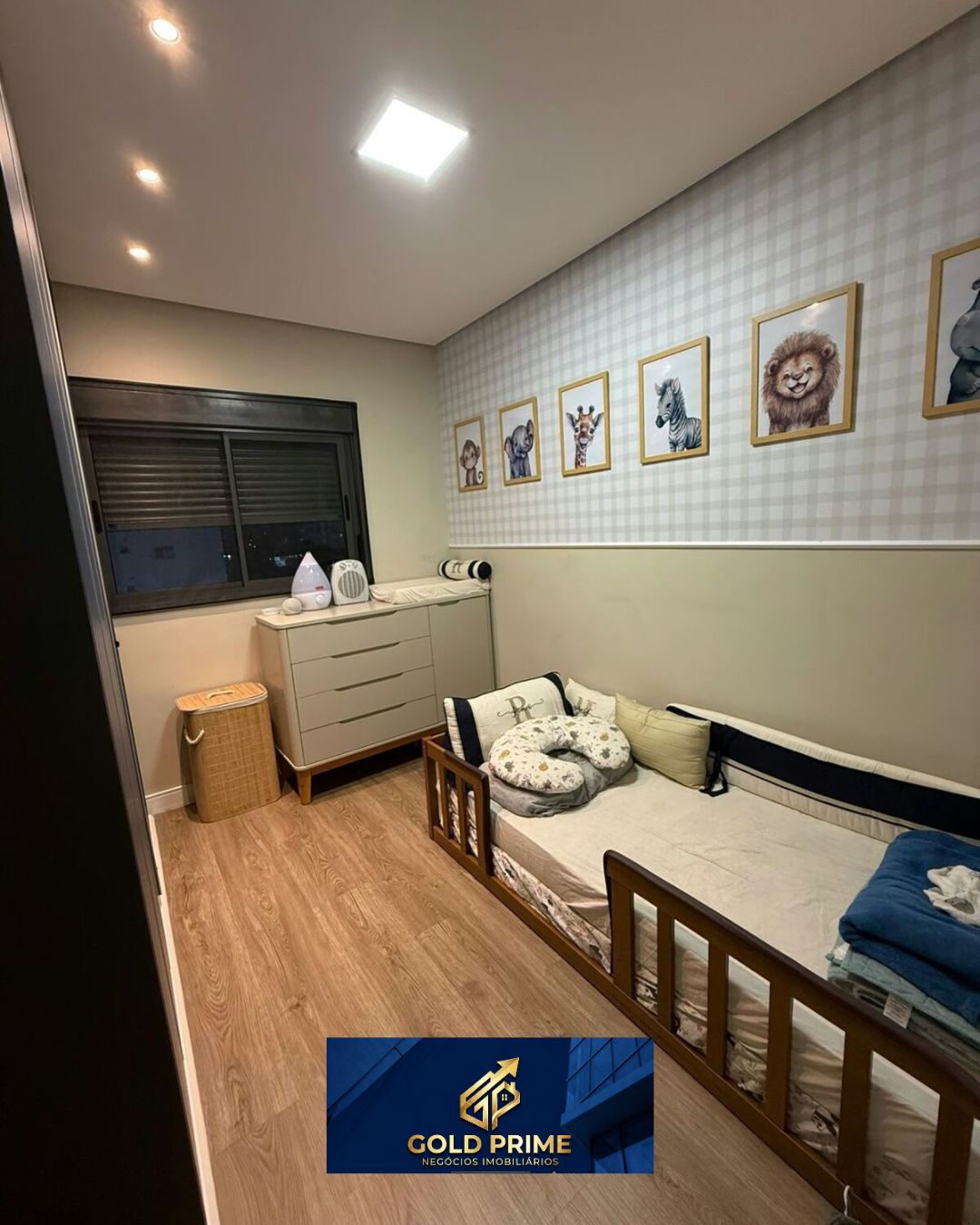 Dormitório infantil com piso de madeira e quadros — Tatuapé
