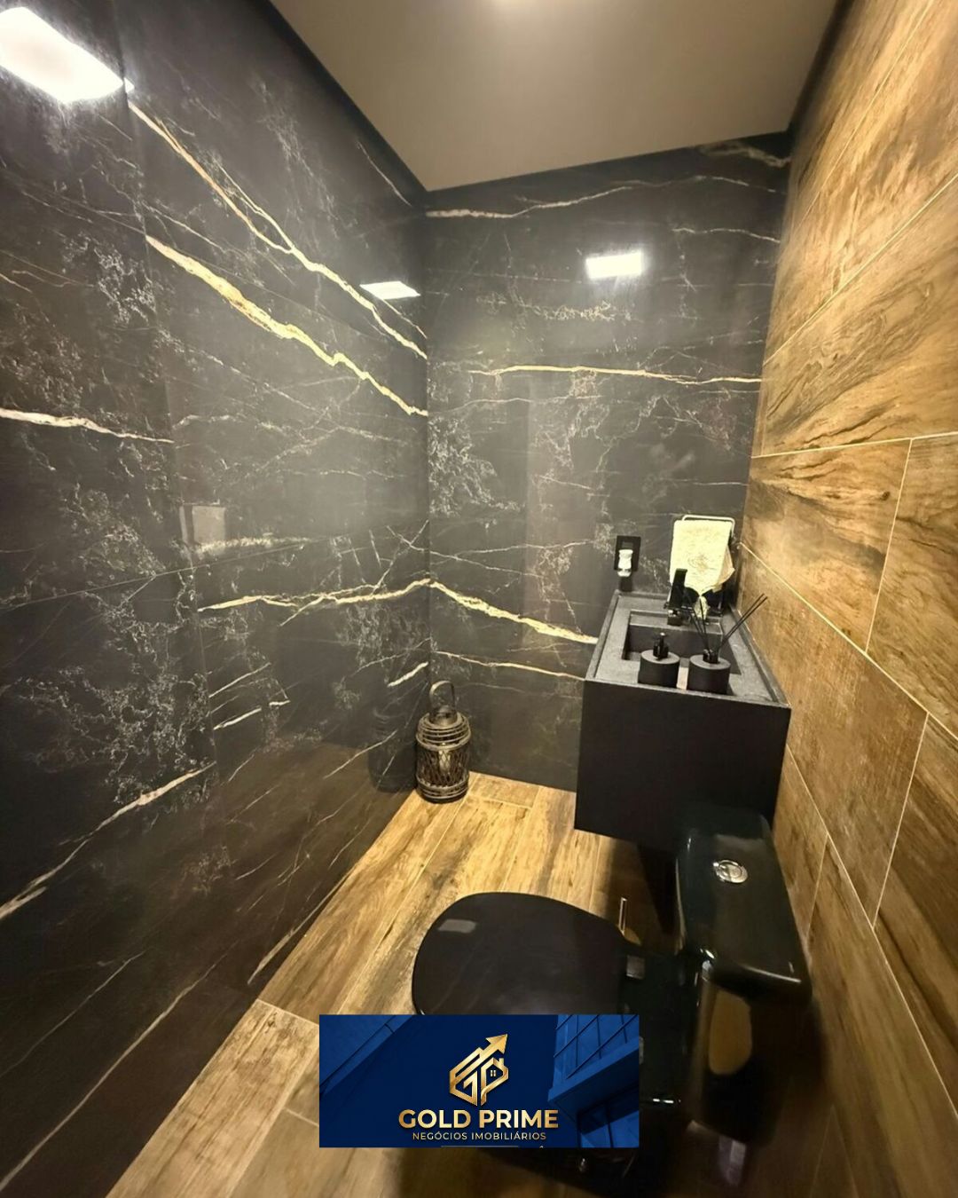 Lavabo com revestimento de mármore preto e madeira — Tatuapé