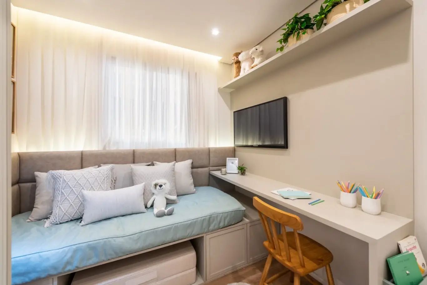 Dormitório com sofá-cama e bancada de estudos — Vision Campestre (decorado)