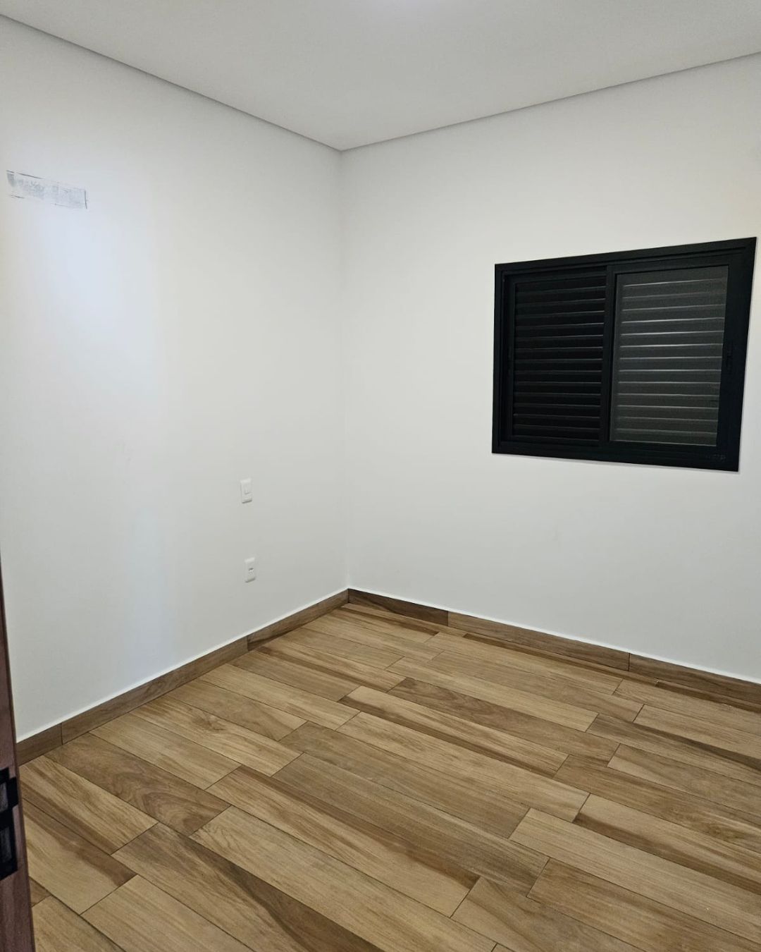 Quarto com piso laminado e janela com persiana — Bela Aliança, Campinas
