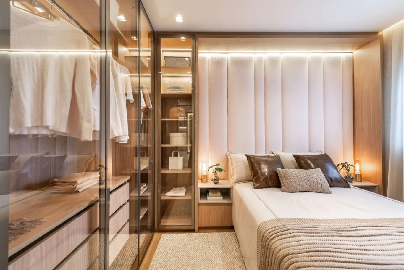 Dormitório de casal com closet de vidro — Vision Campestre (decorado)